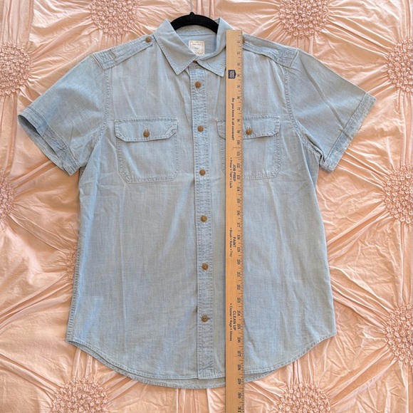 GAP Men’s Chambray Button Down Short Sleeve Shirt - Picture 6 of 9